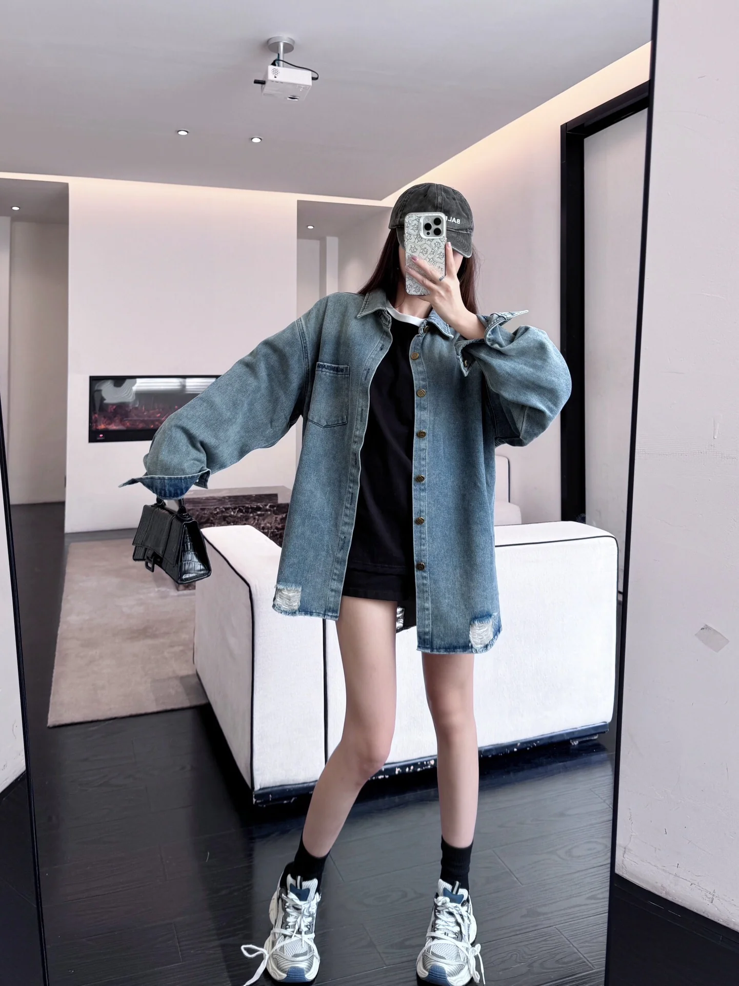 Джинсовая куртка Balenciaga 2403 с рваными элементами и эффектом потертости - унисекс