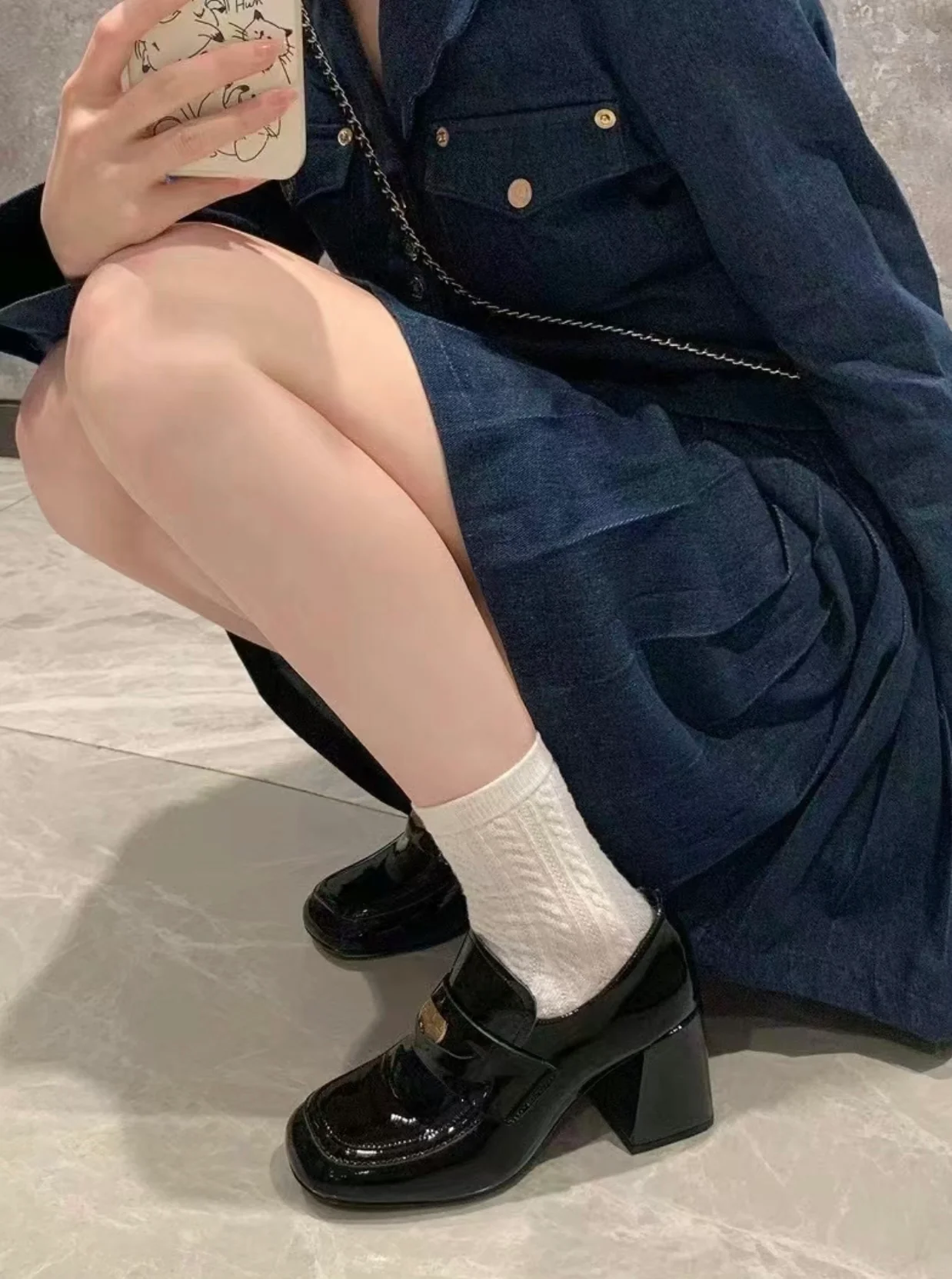 Новинка Miu Miu 2023 года - Лоферы на массивном каблуке с золотыми монетками - Черные