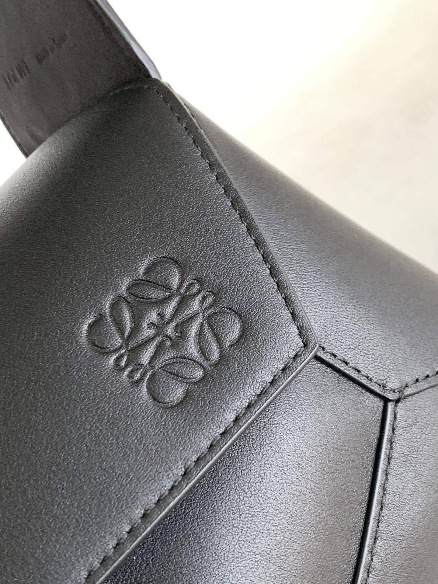 Сумка-хобо Loewe Puzzle из кожи наппа, черная.