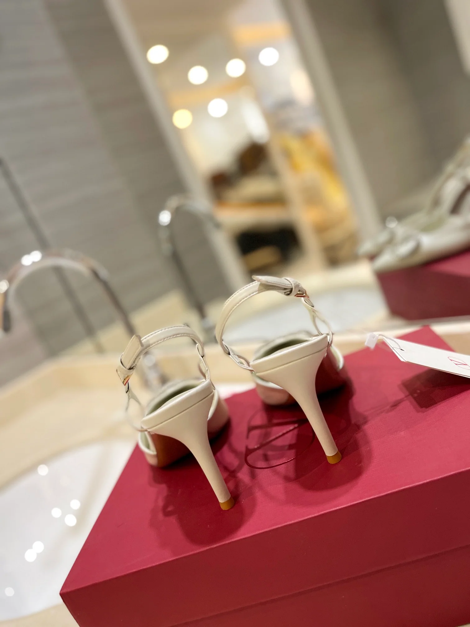 Сандалии Valentino на низком каблуке с хрустальной пряжкой - белые