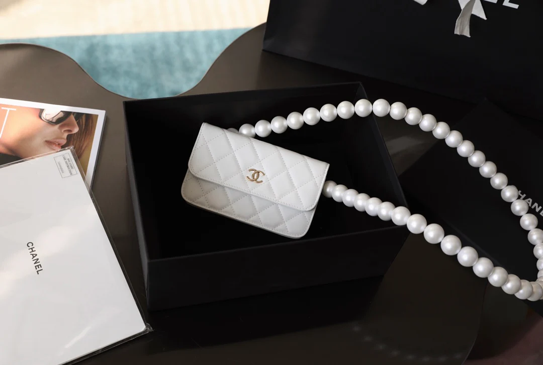 Маленькая сумочка Chanel с жемчужной цепочкой