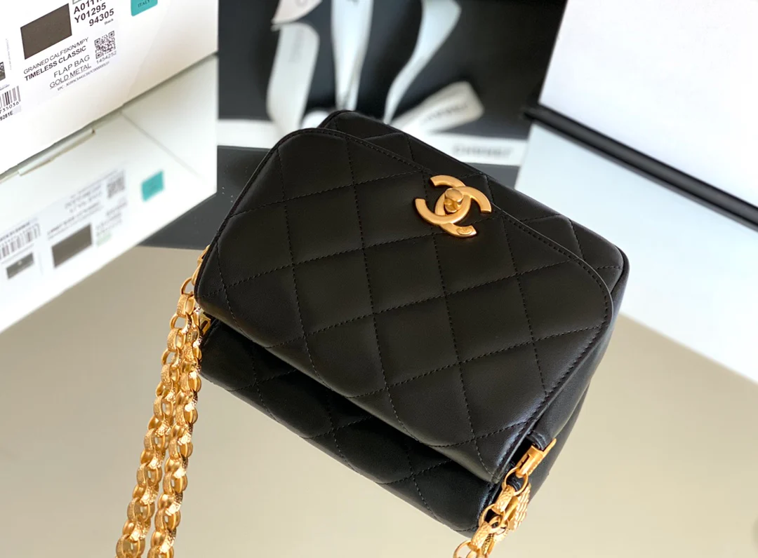 Chanel - Винтажная золотая сумка с клапаном и цепочкой из золотых монет