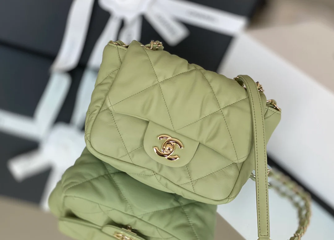 Сумка Chanel Resort Collection из мягкой телячьей кожи — цвет авокадо.