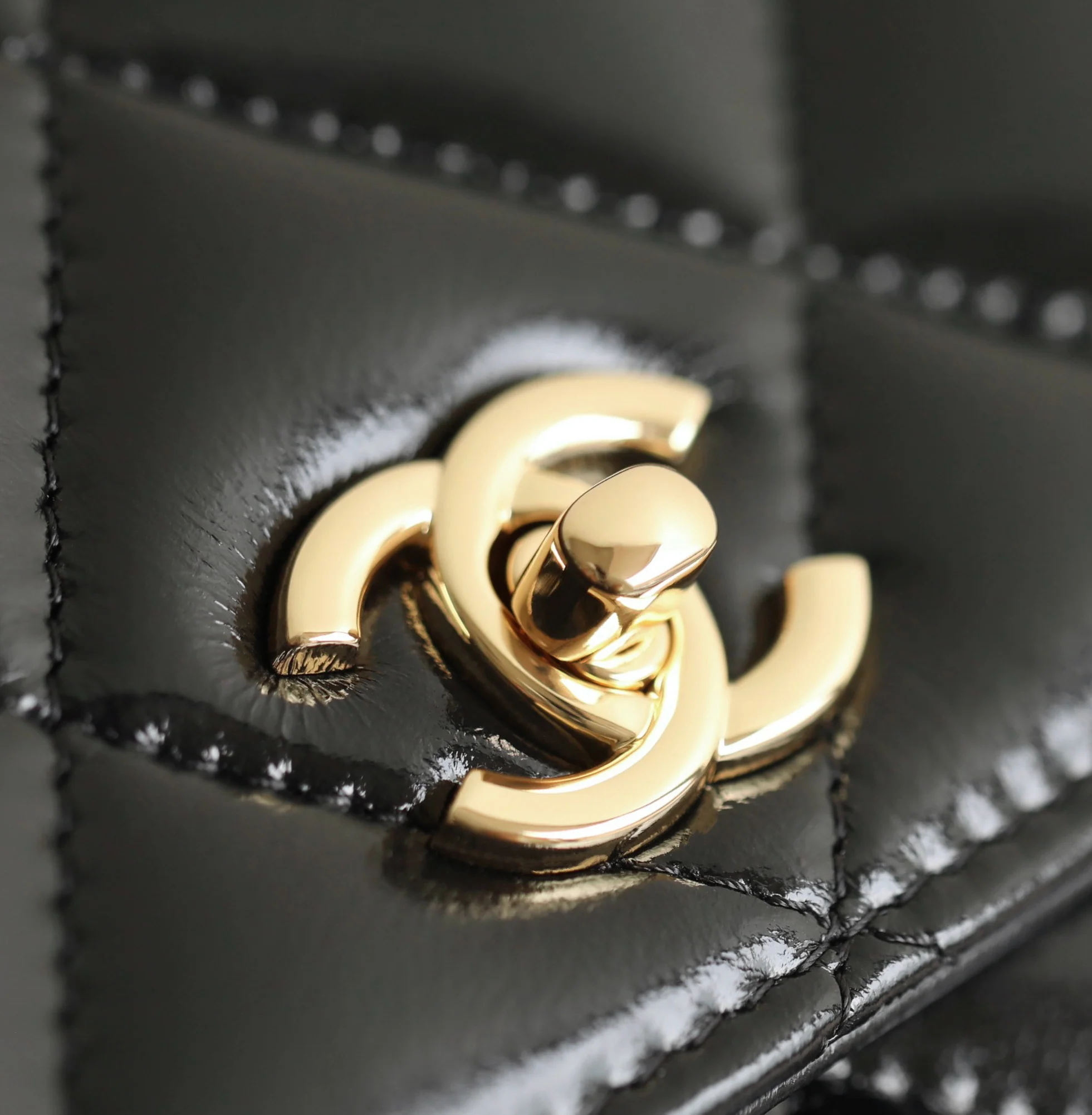 Сумка Chanel на цепочке с петлевой ручкой - WOC - Черная