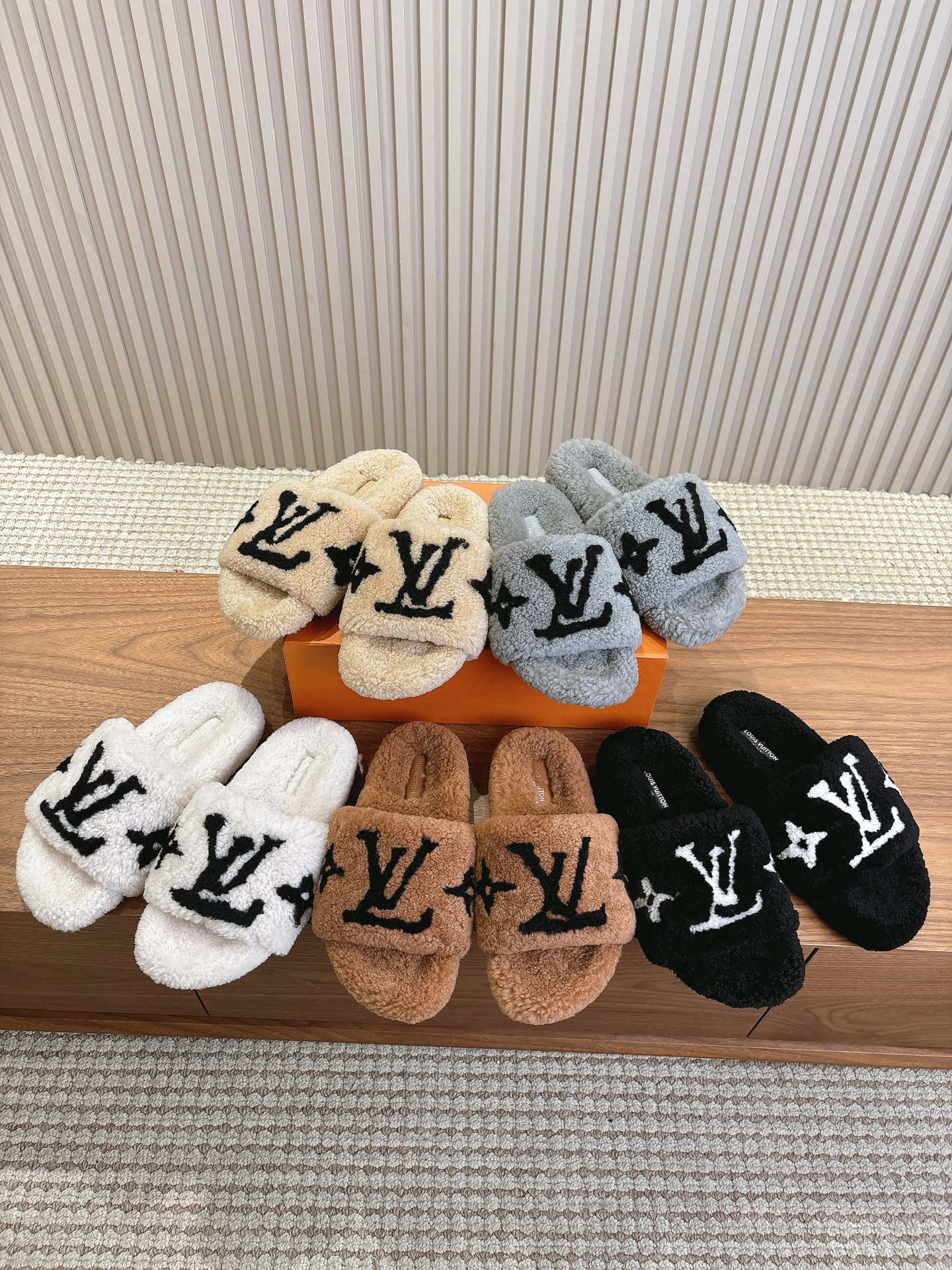 LV-2024 - Шерстяные тапочки - Изображение из коллекции
