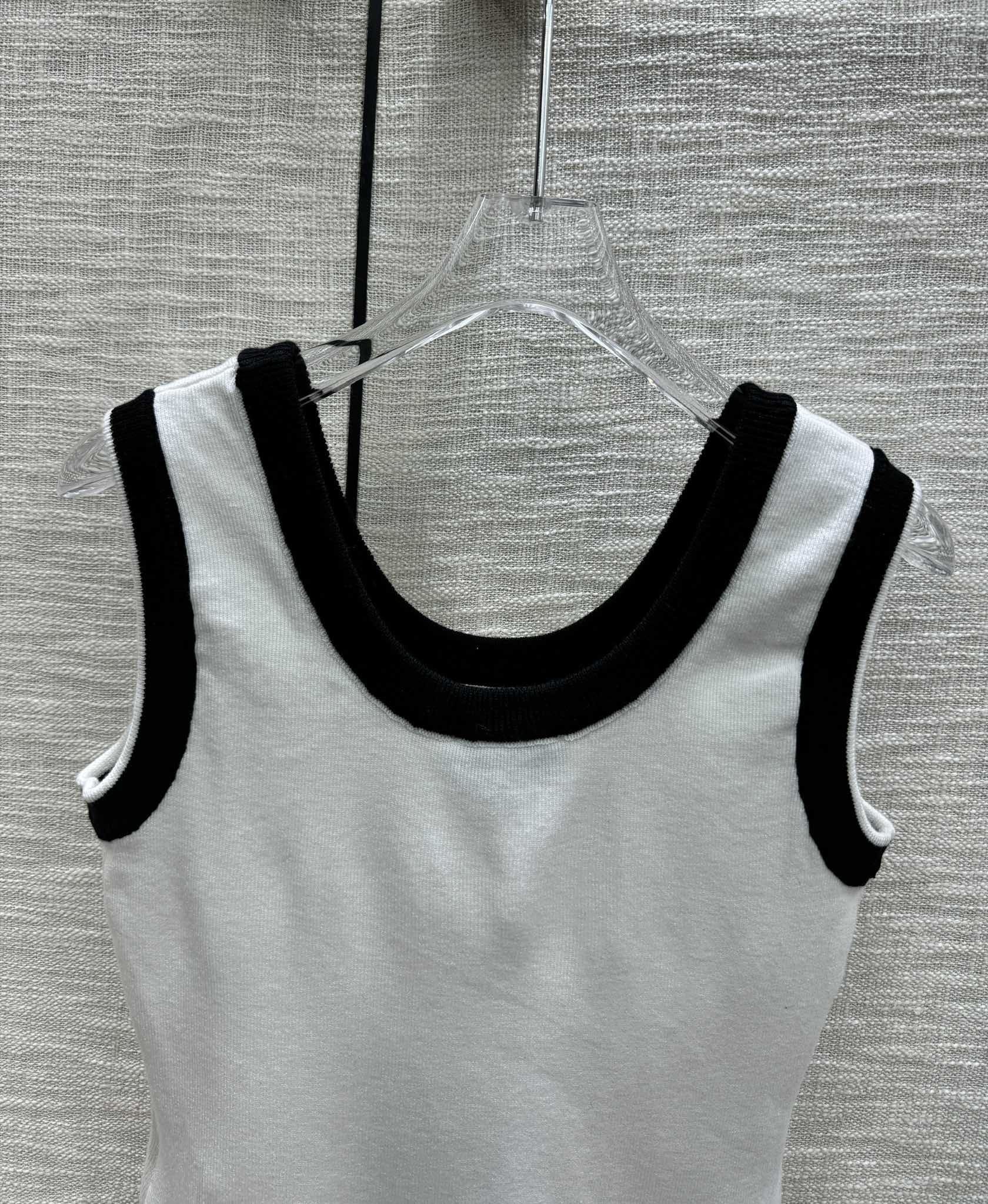 Chanel - 2403-24 Вязаный жилет с двойной буквой С, новая коллекция ?Ранняя весна? в стиле колор-блок - белый