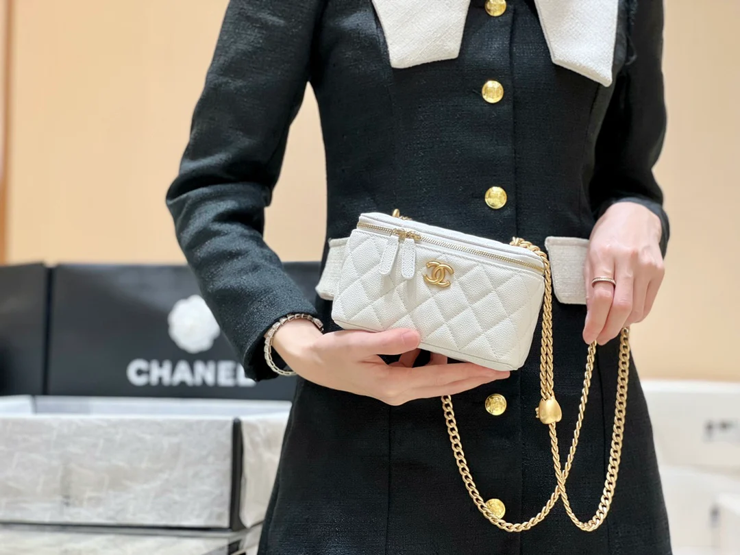 Новинка сезона весна/лето 2023 от Chanel - цепочка-шар, длинная коробка - белая - фото в действии.