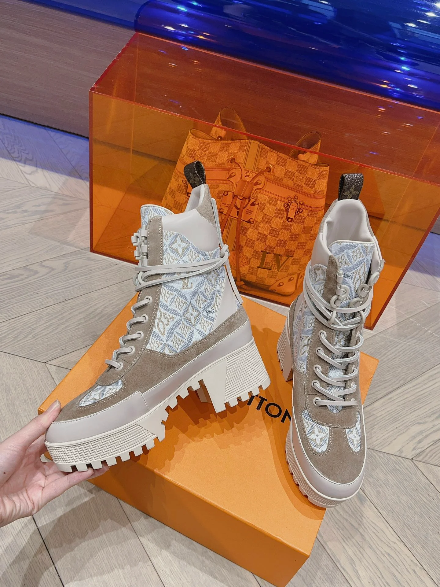 Новинка осенне-зимней коллекции LV 2023 — Ботинки Мартин на высоком каблуке — Абрикосово-белый цвет