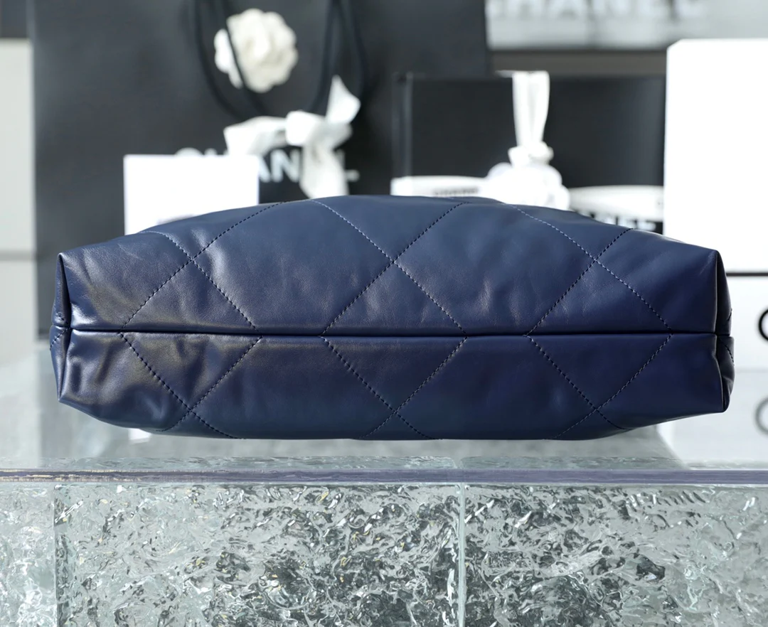 Сумка Chanel 22, темно-синяя, маленькая.