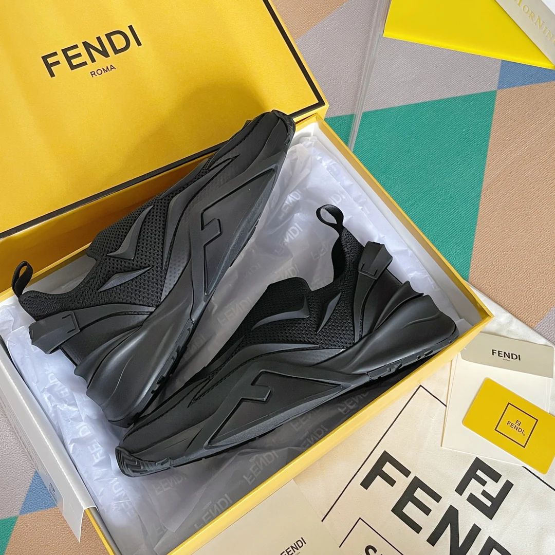 Новинка 2023 года от Fendi - кроссовки Flow Series Flyknit - черные.