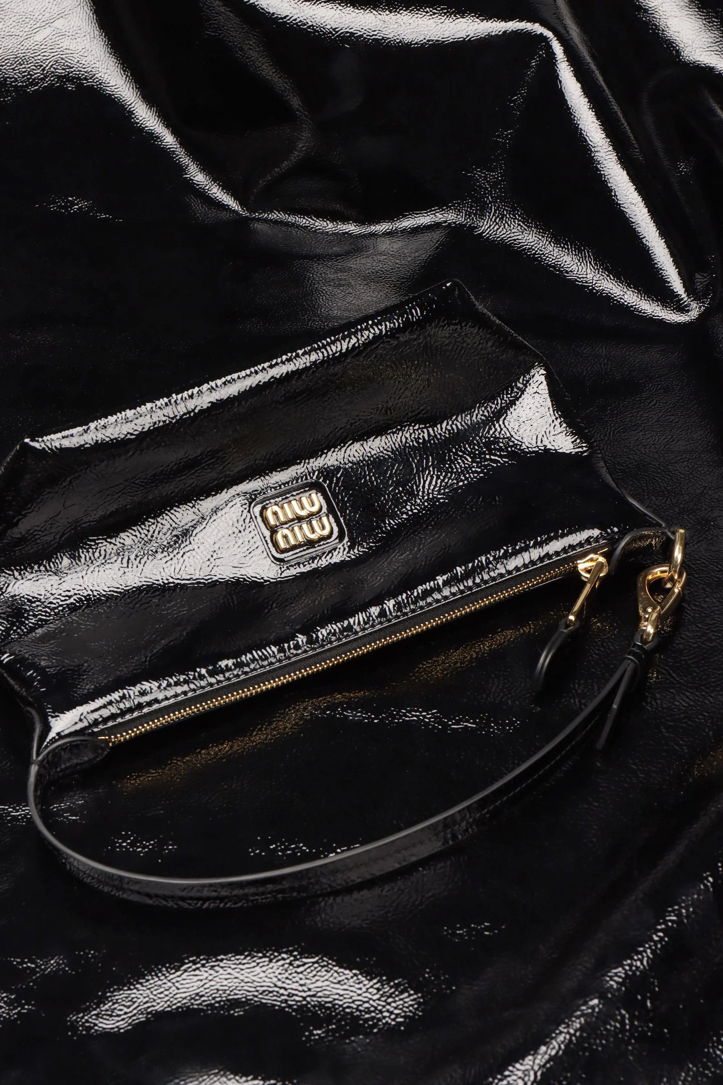 Косметичка/ланч-бокс Miu Miu из лакированной кожи — материал и качество изготовления.