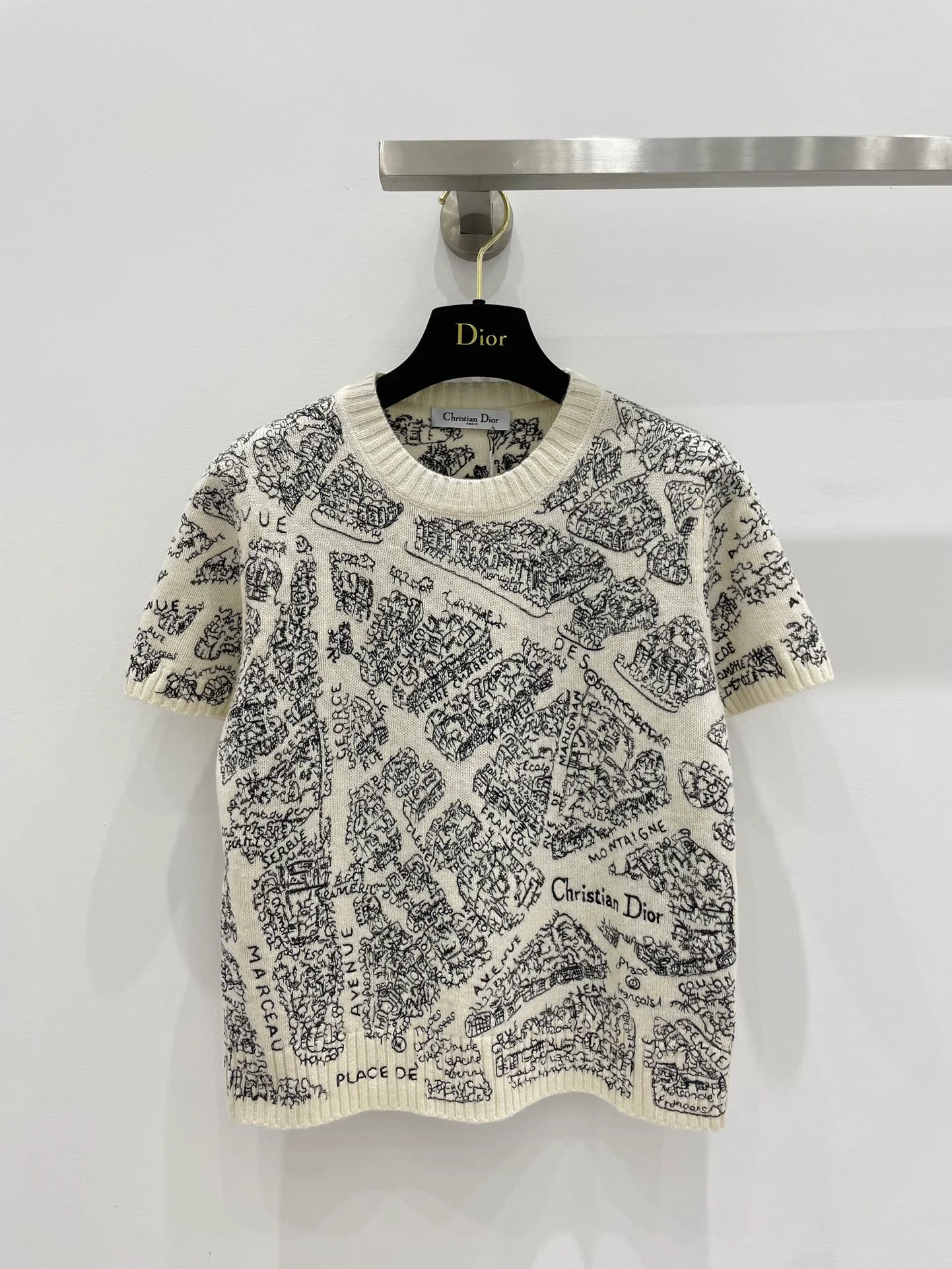 Пуловер Dior 2403 из кашемира с вышитой картой Парижа, с коротким рукавом.