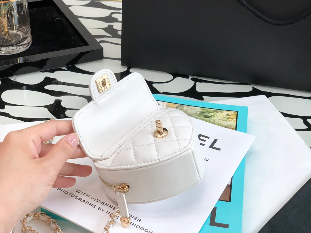 Поясная сумка Chanel с сердечком
