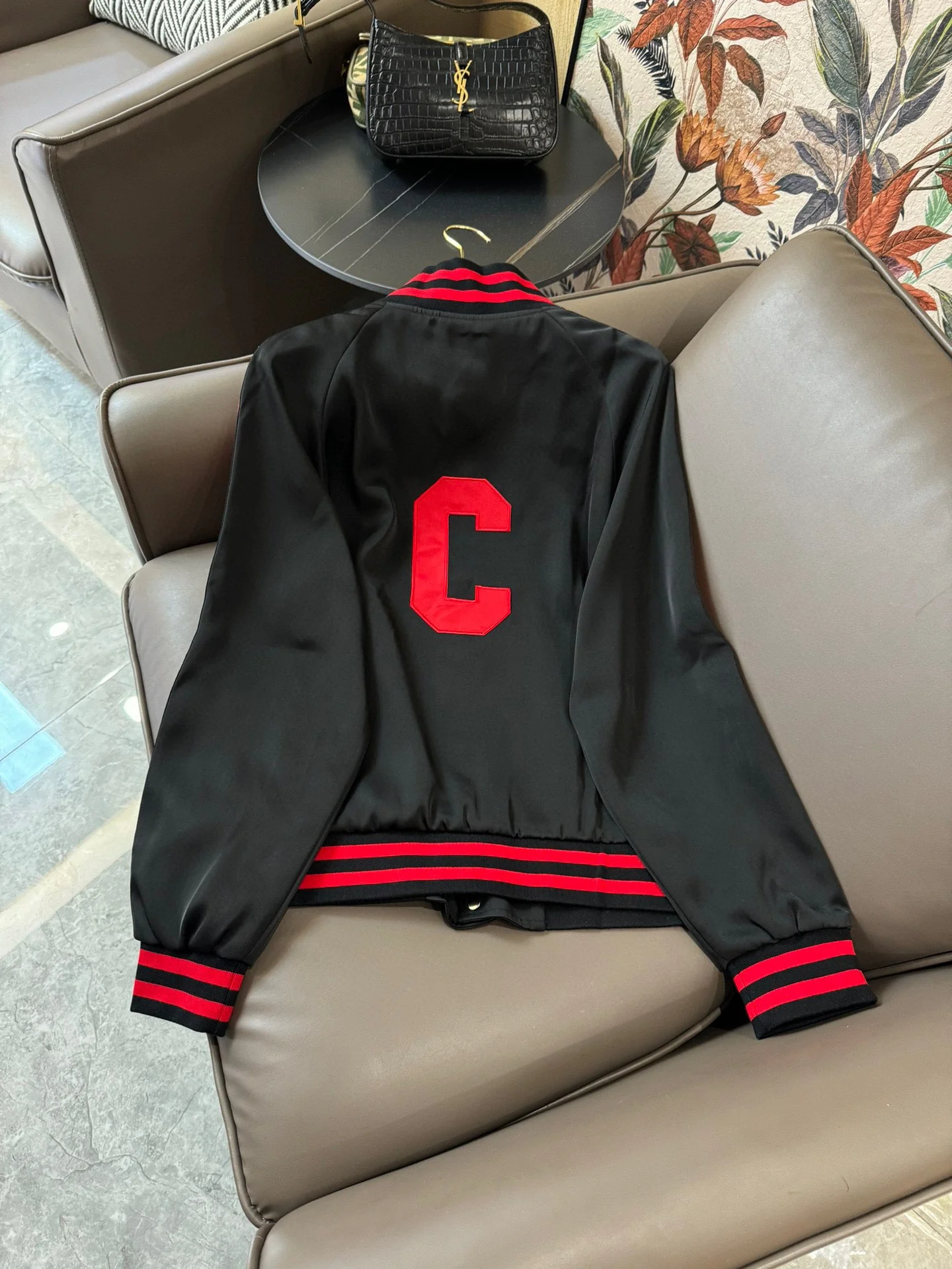 Новая бейсбольная куртка Celine 2403-24ss с вышитым логотипом и цветными блоками.