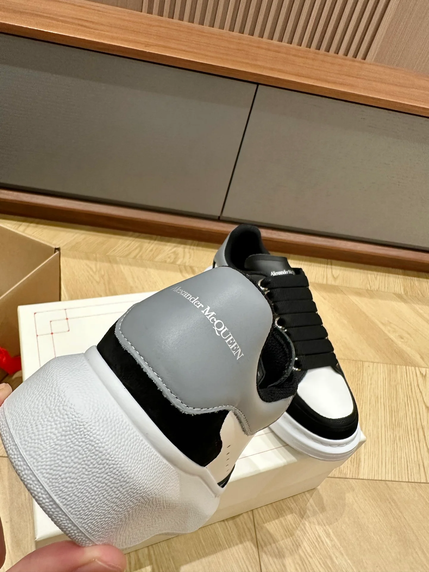 McQueen - Белые кроссовки из телячьей кожи и замши - Унисекс - Черные