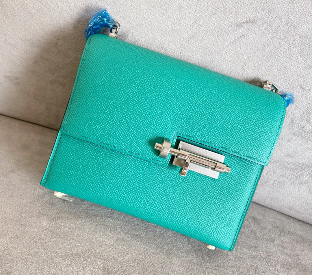 Мини-сумка Hermes Verrou из козьей кожи U4, бархатная, зеленая, с серебряной пряжкой.