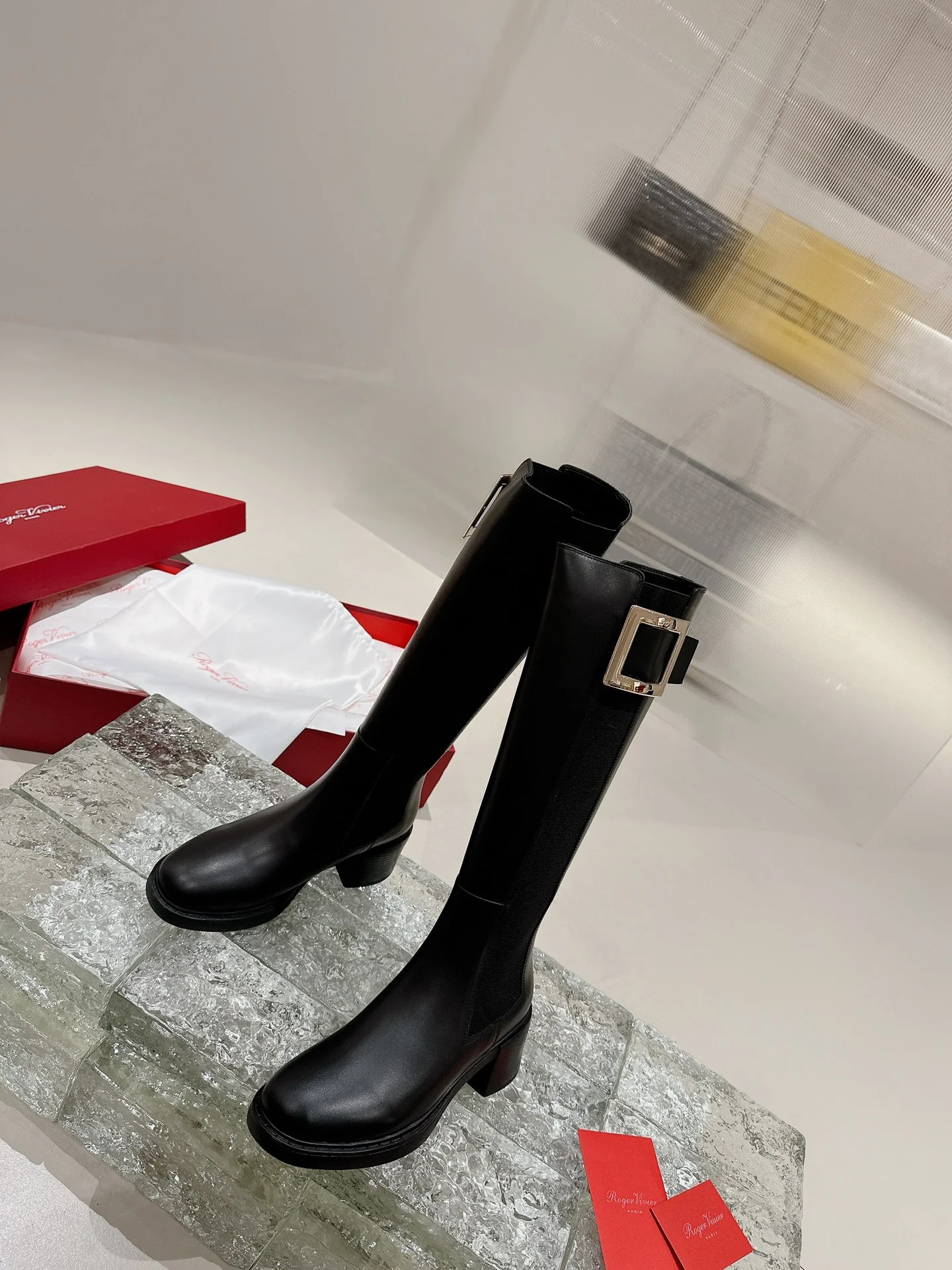 Длинные сапоги RV-2024 с золотой пряжкой - черные