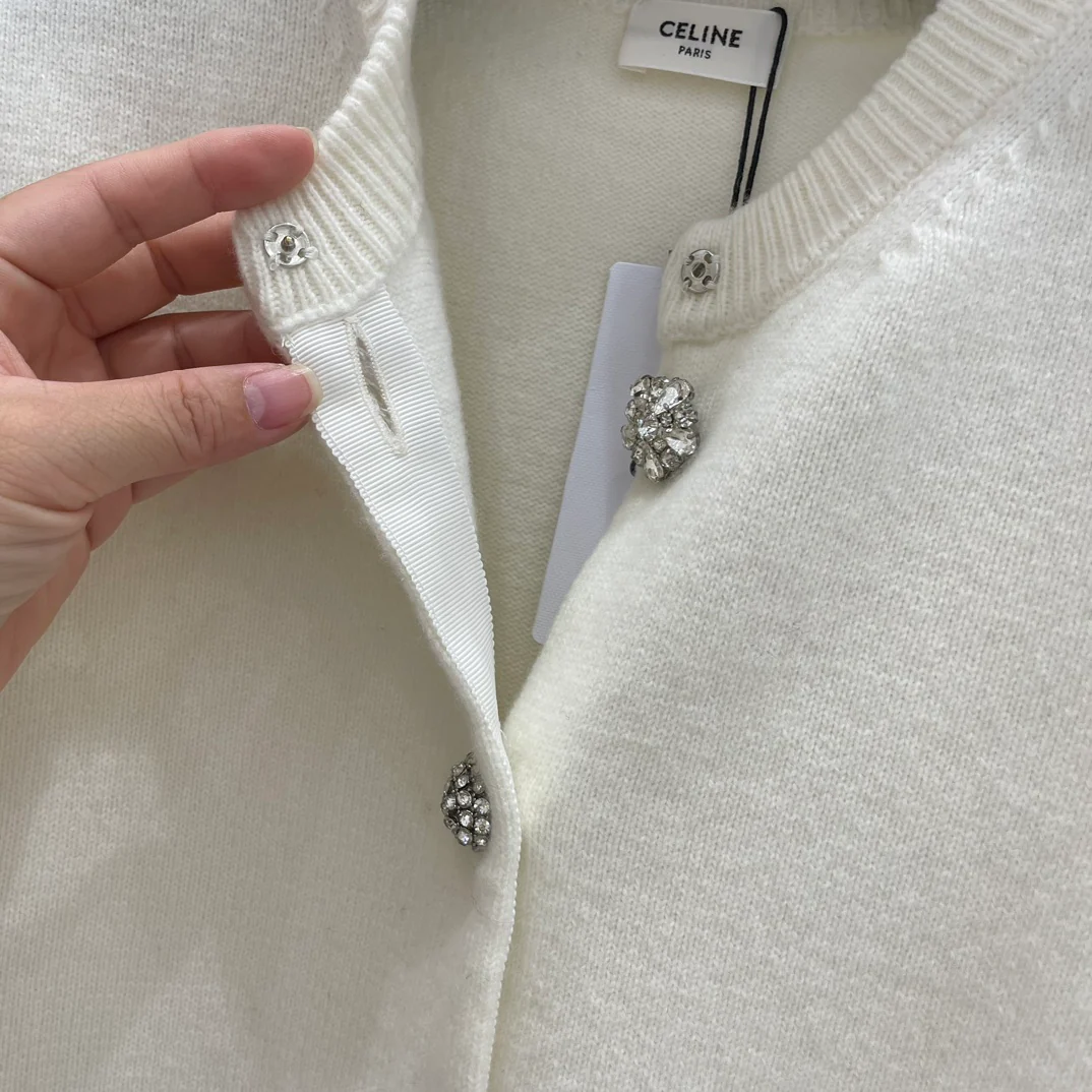 Celine 2403 - Прочный вязаный свитер с круглым вырезом, украшенный стразами, - кремовый.