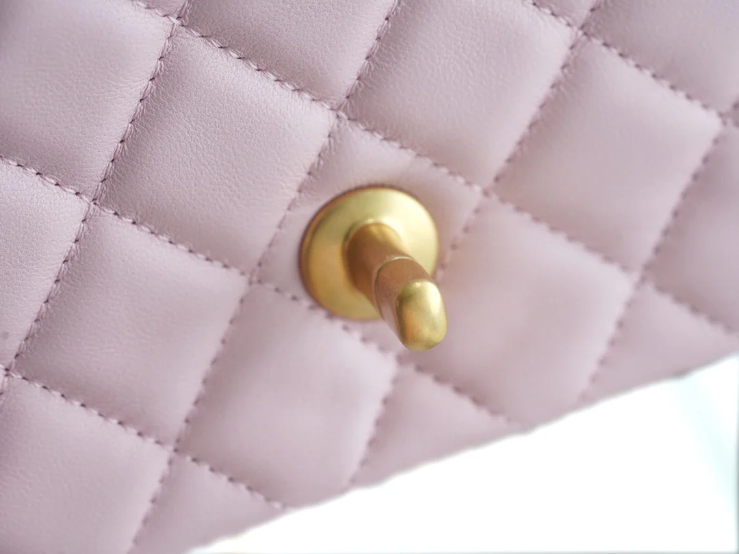 Пряжка Chanel 23 с декором в виде камелии - розовая