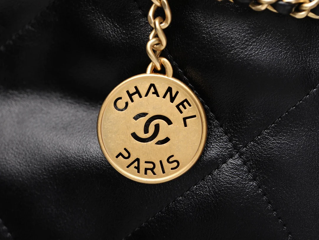 Новинка сезона весна/лето 2023 от Chanel - сумка 22 - мини - черно-золотая - фото в действии.