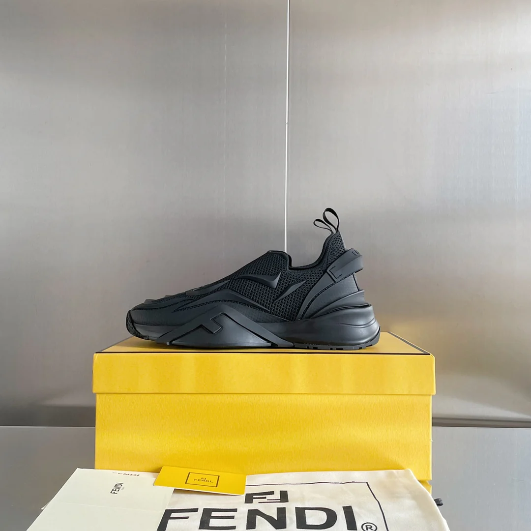 Новинка 2023 года от Fendi - кроссовки Flow Series Flyknit - черные.