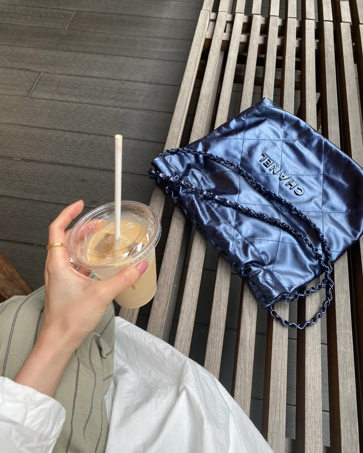 Сумка Chanel 22 - маленькая, металлизированная, синяя.