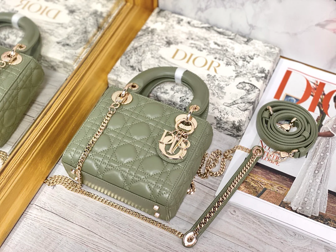 Миниатюрная сумочка Dior Lady Dior - модель Princess Dior с тремя отделениями - 17 см - цвет ?матча? с золотой фурнитурой.