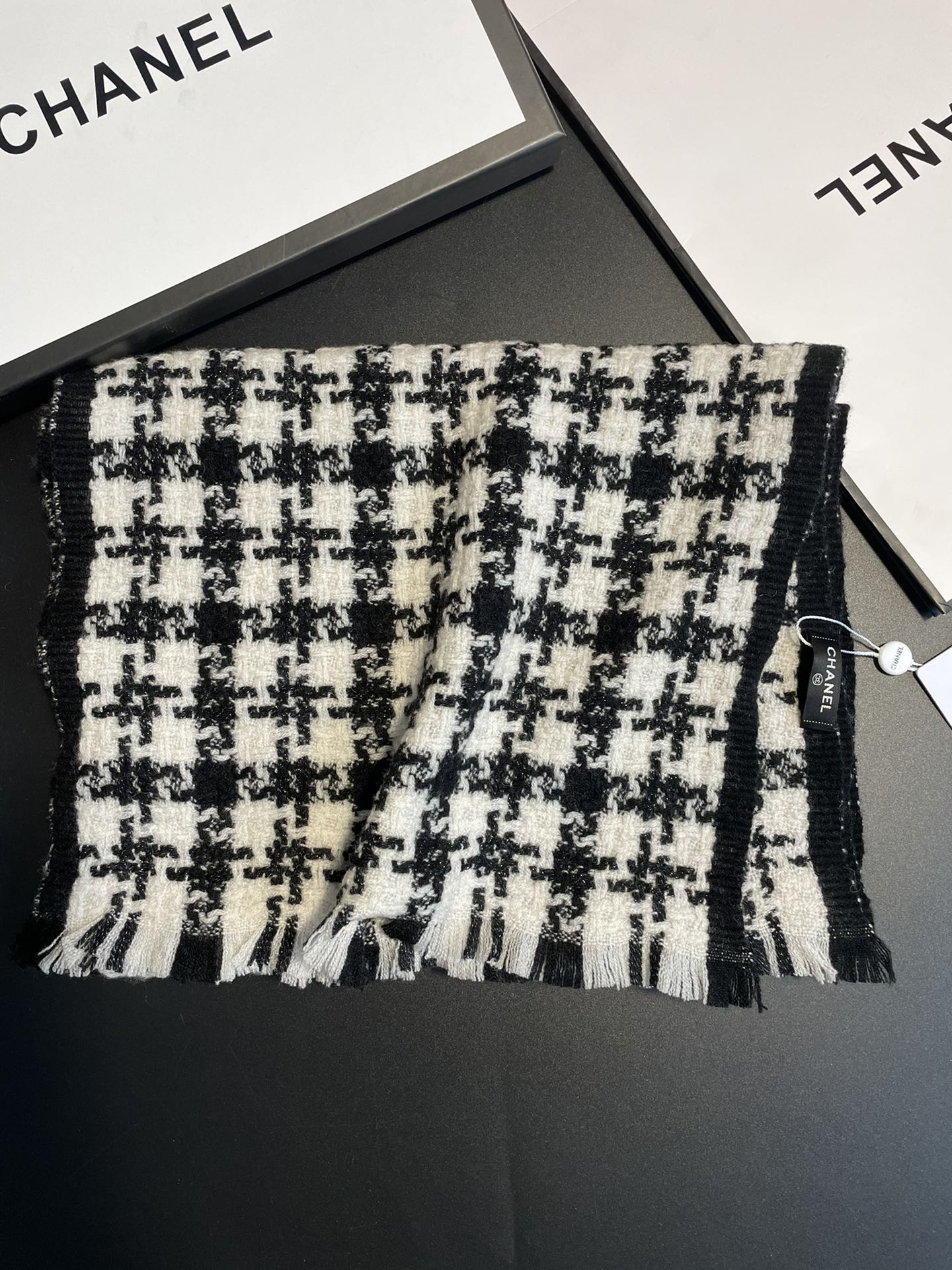 Шарф Chanel из камвольной кашемировой шерсти с двойной перекрестной клеткой, акценты из серебряной нити, 80% овечья шерсть, 20% кашемир, длина 38 см (180 см).