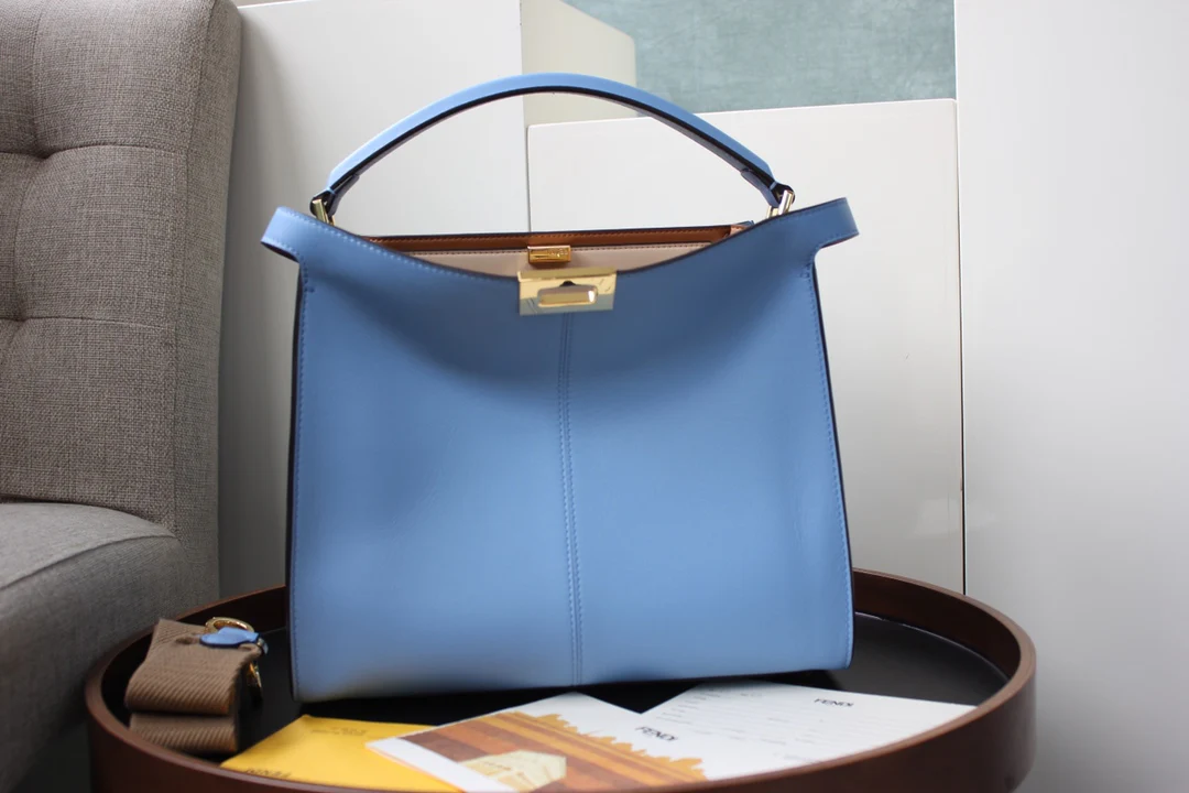 Сумка Fendi Peekaboo Lite Medium из светло-голубой кожи.