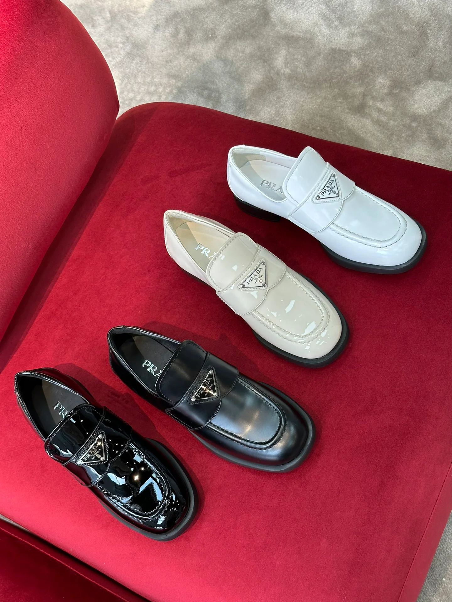 Кожаные лоферы Prada 2024 — изображение из коллекции