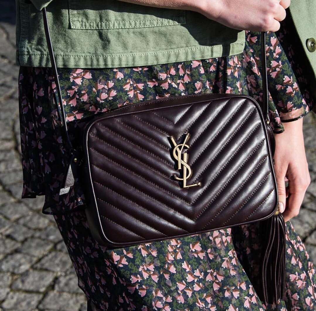 Фотосумка YSL Lou Bag — черная с золотой фурнитурой.