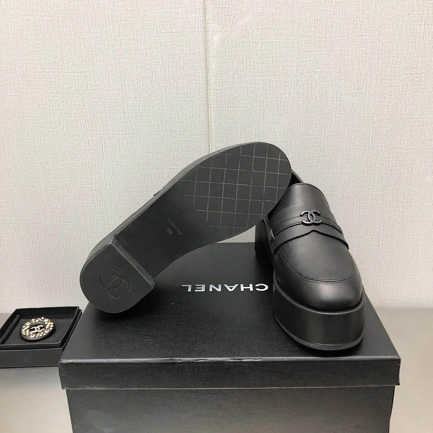 Новинка сезона осень/зима 2022 от Chanel - Лоферы на платформе - Черные