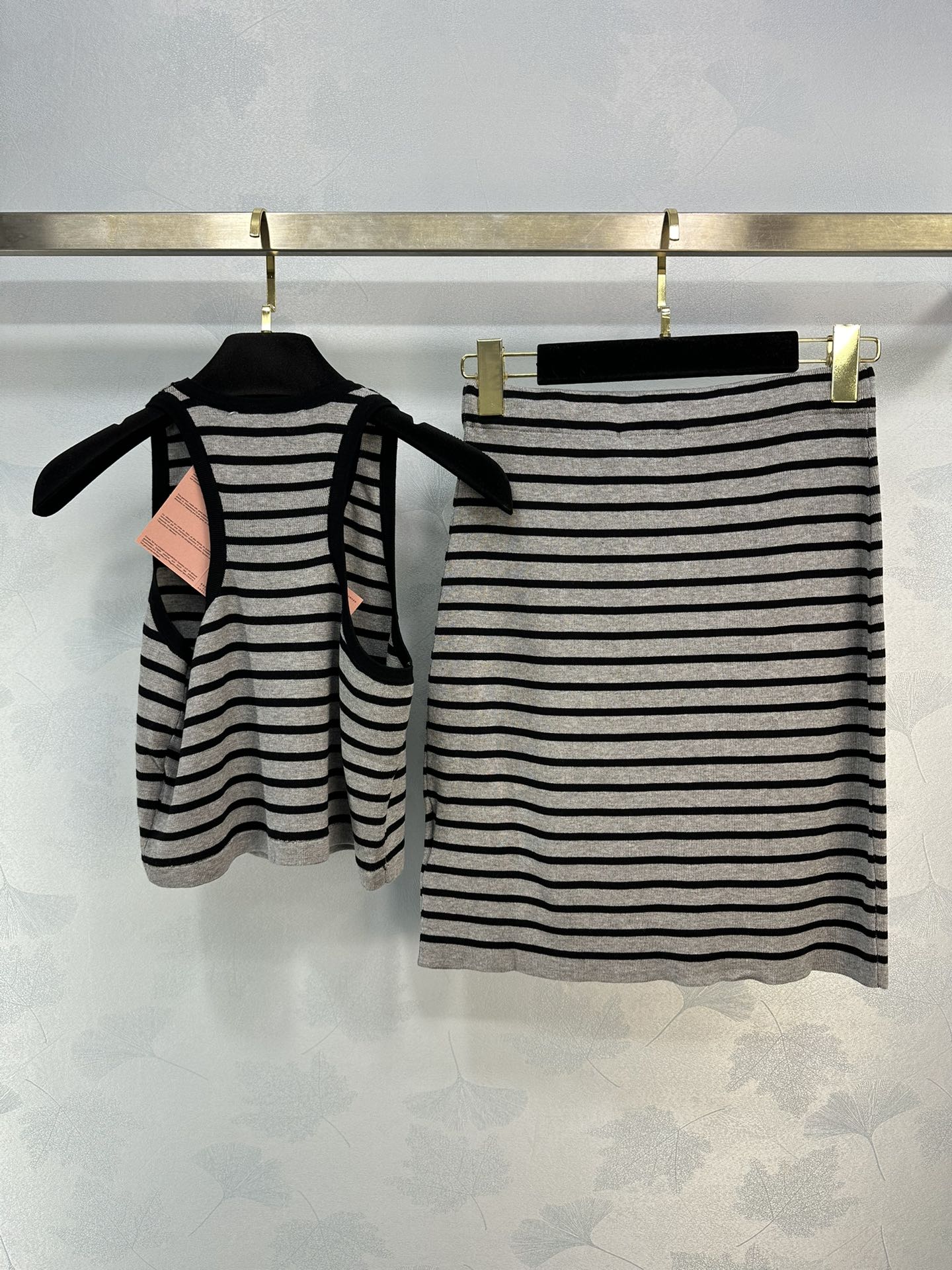 Miu Miu-2404 - Новый вязаный комплект из жилета и кардигана из коллекции 