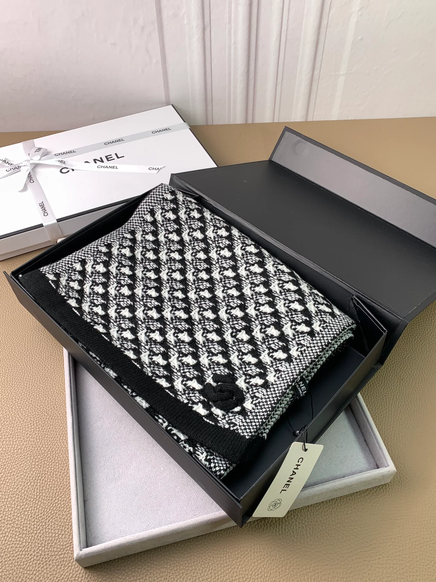 Chanel - Вязаный кашемировый шарф с золотыми и серебряными нитями - 30 см - 180 см