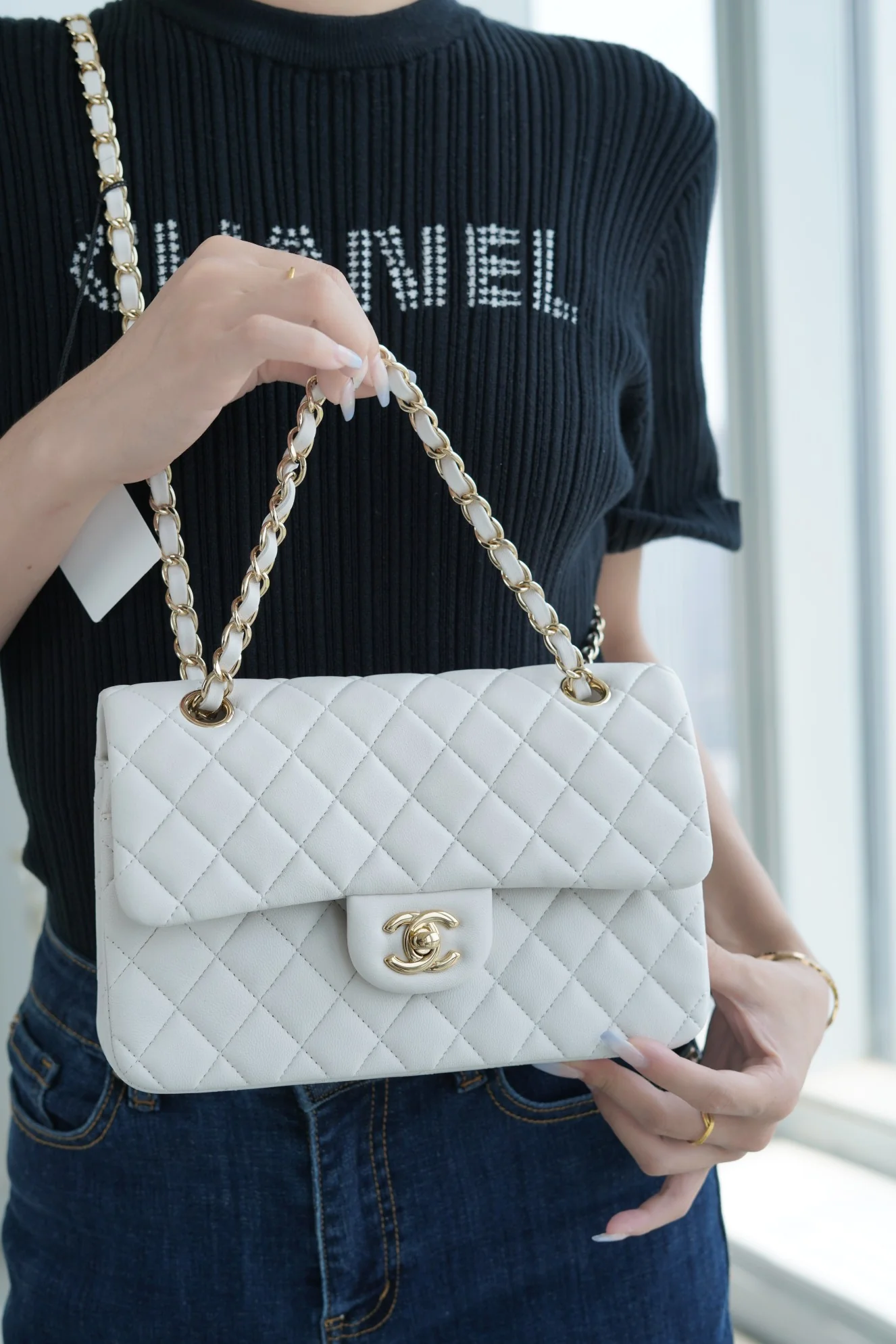 Классическая сумка Chanel с клапаном - белая.