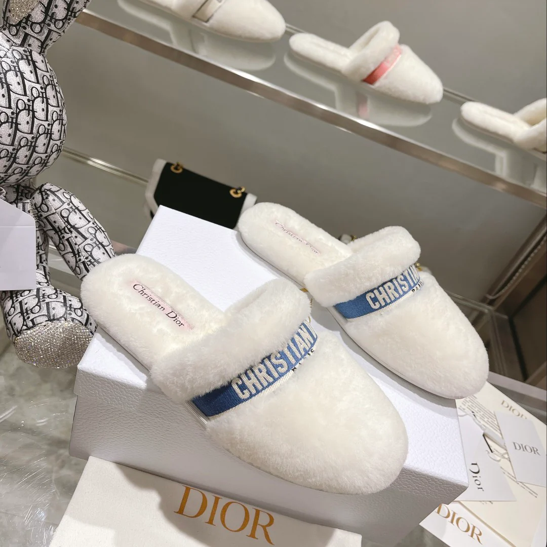 Новинка сезона весна/лето 2022 от Dior — меховые тапочки.