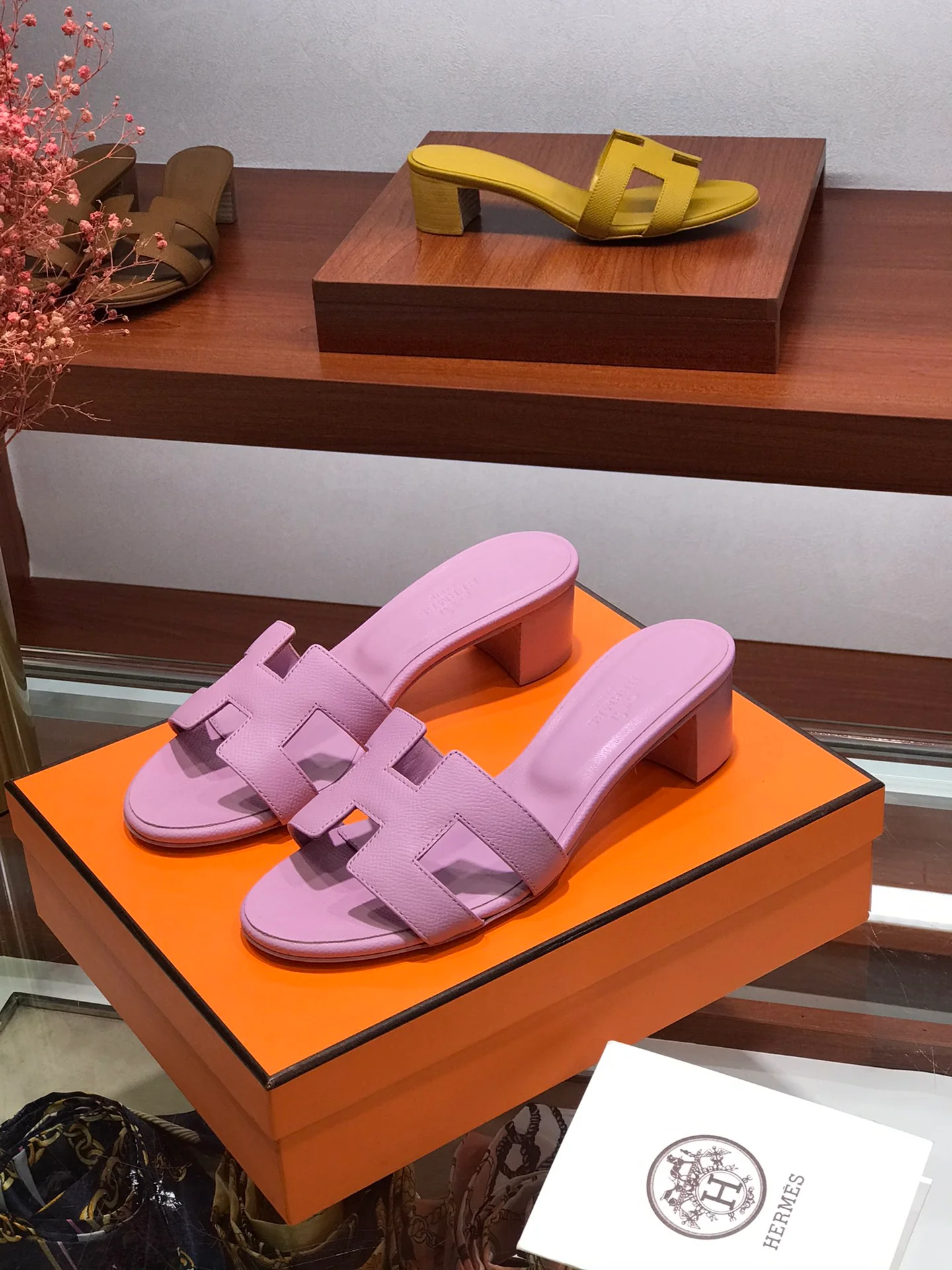 Новинка весны 2022 года от Hermes - Сандалии на плоской подошве средней высоты - 1