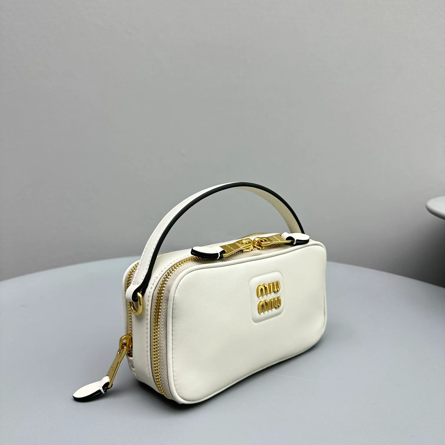 Miu Miu - Сумка/кроссбоди для фотоаппарата, осенне-зимняя коллекция - Полностью белая кожа