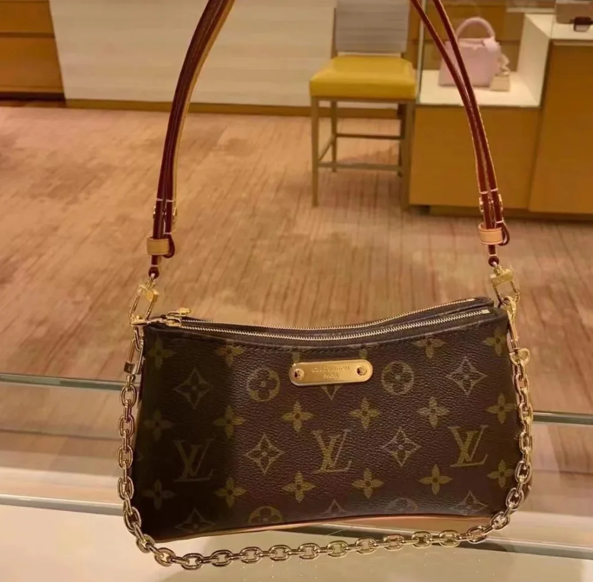 m83008-LV-liv-pochette сумка через плечо с монограммой