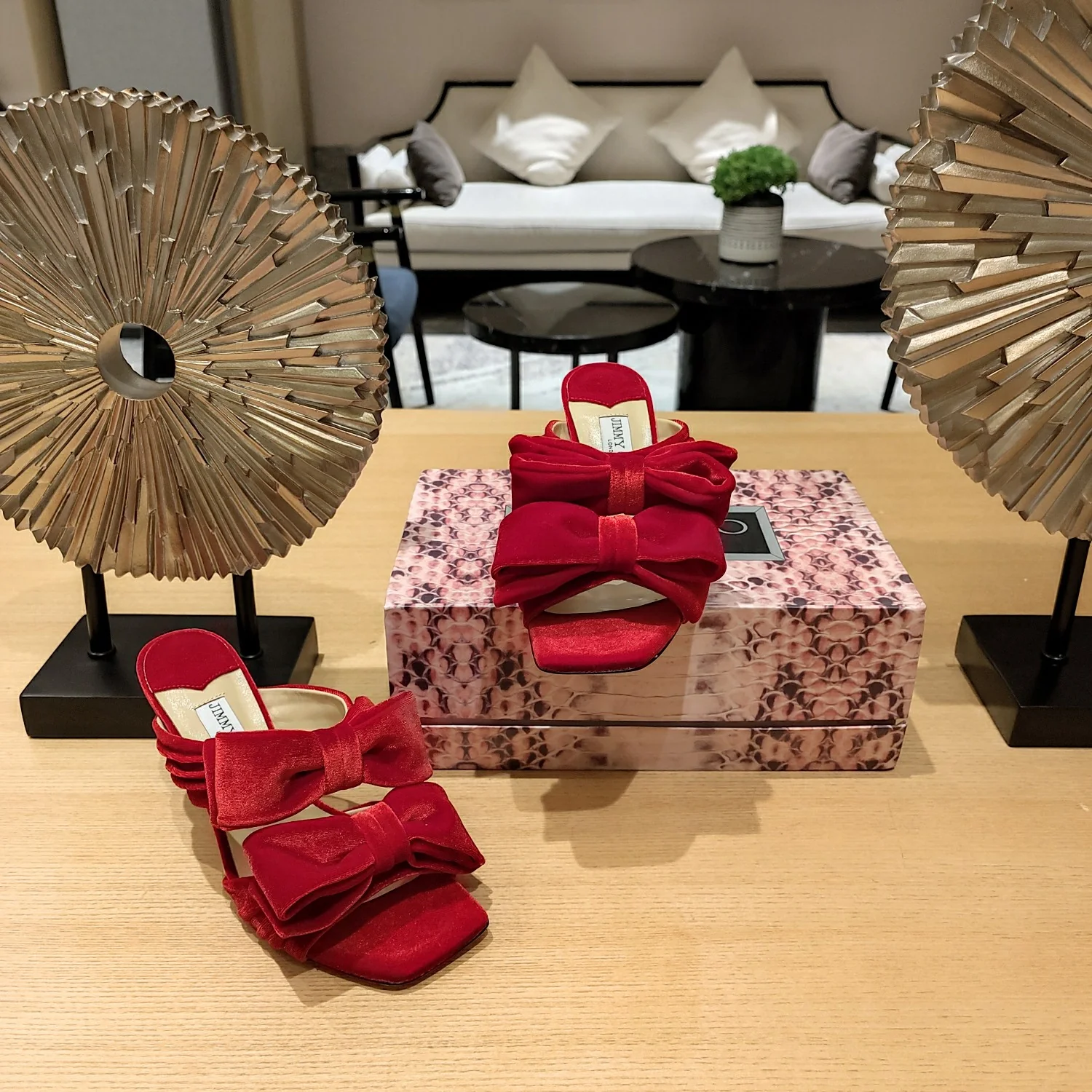 Jimmy - Босоножки на шпильке с двойным бантом и мятой поверхностью - Красные