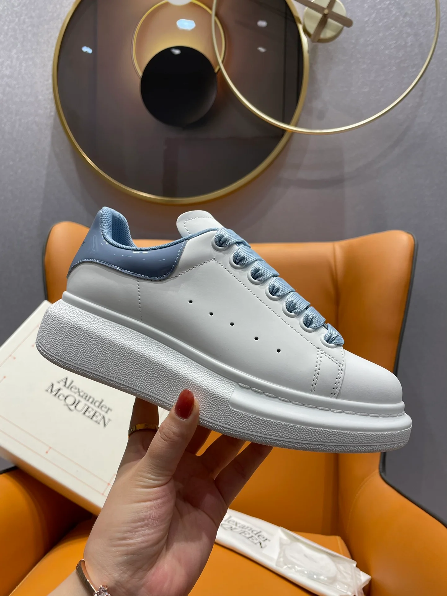 McQueen - Классические белые кроссовки - Синяя задняя часть