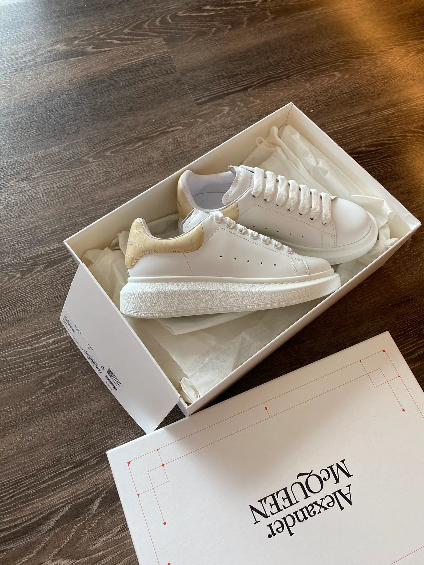 Классические белые кроссовки McQueen - на каблуке-резинке - в клетку - желтые