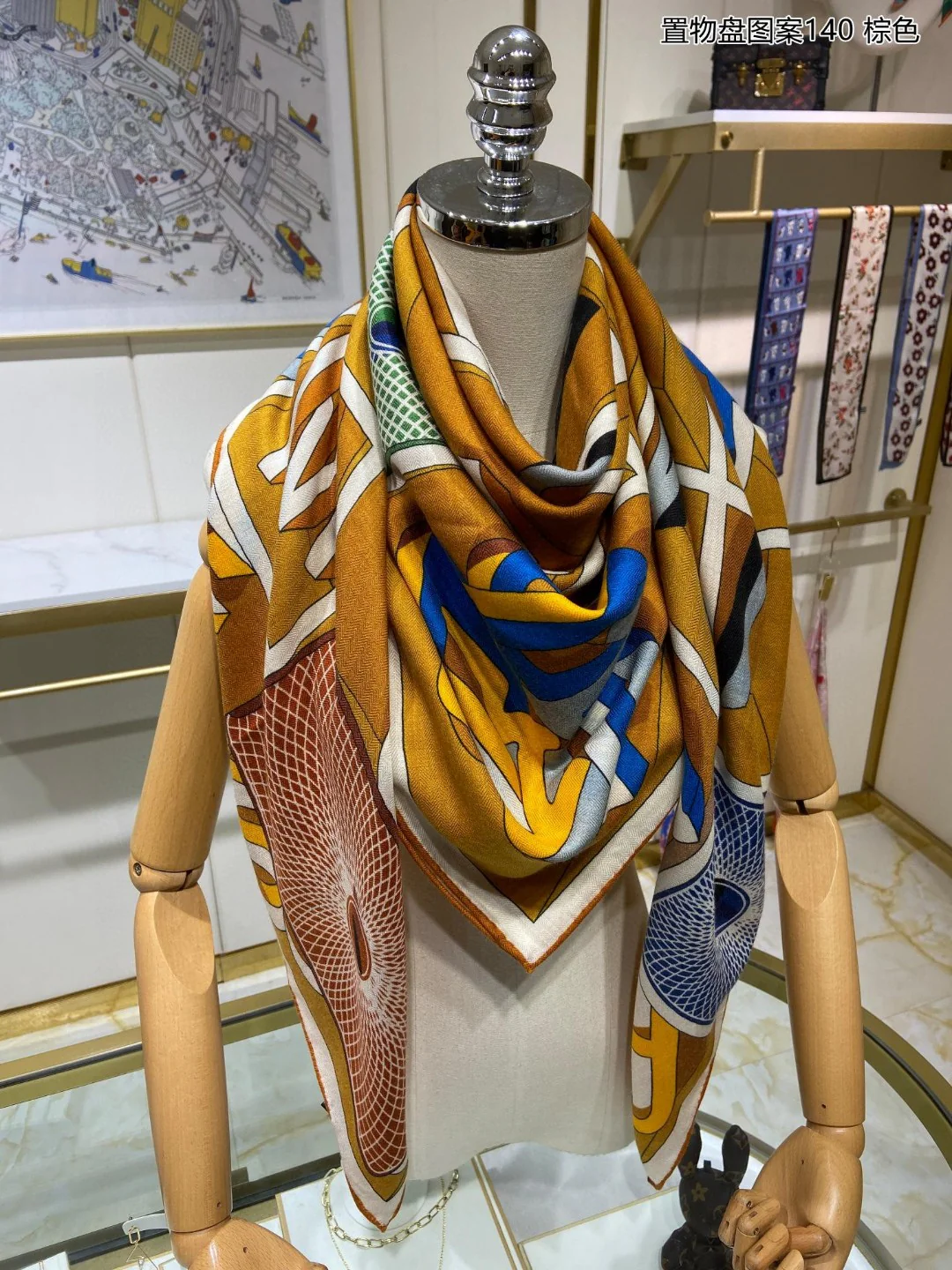 Шарф Hermes с узором ?Поднос? — 140 см — 70% кашемир — 30% шелк — 1 шт.