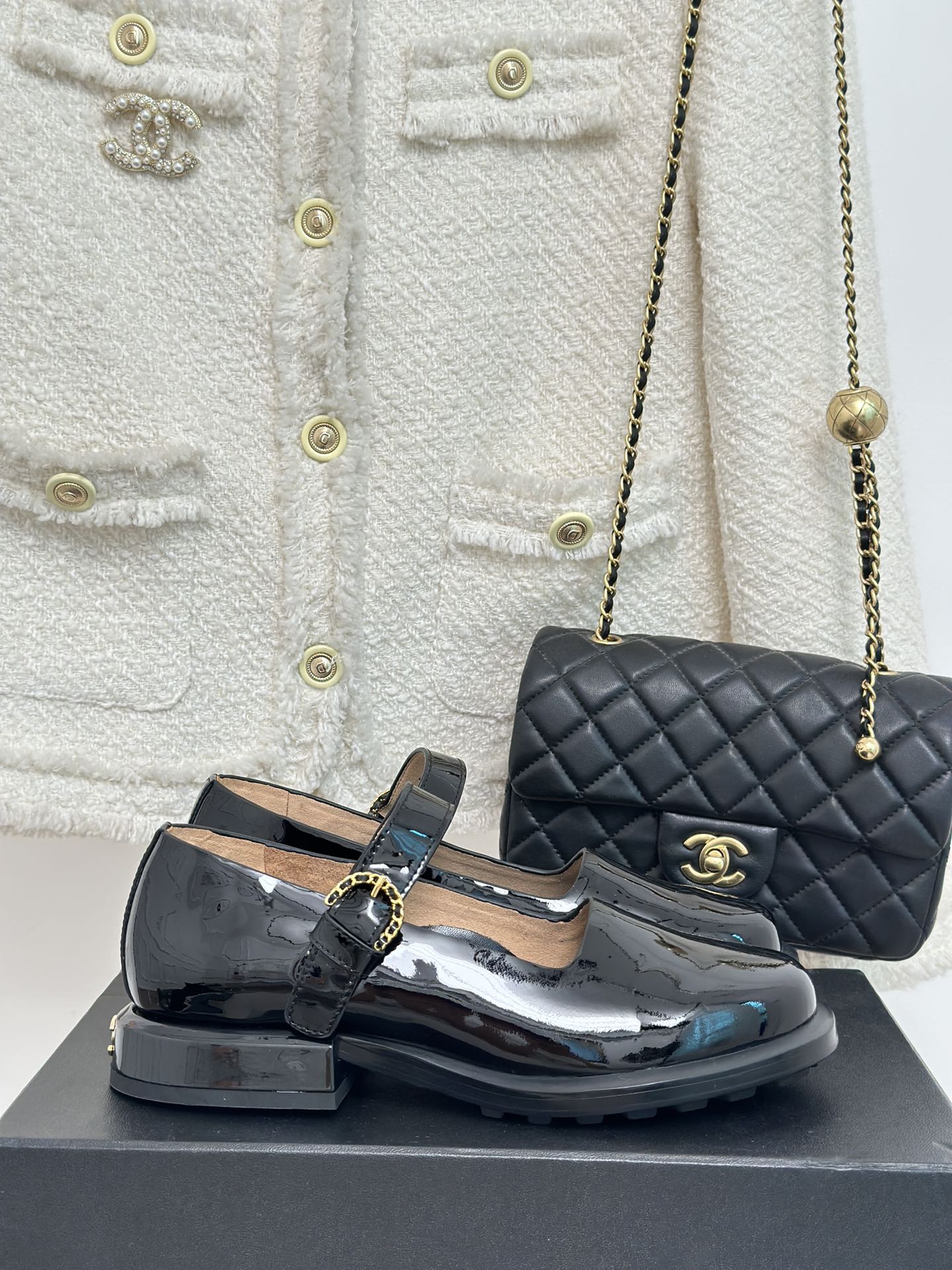 Новинка осенней коллекции Chanel 2023 — Классические туфли Мэри Джейн — Черные