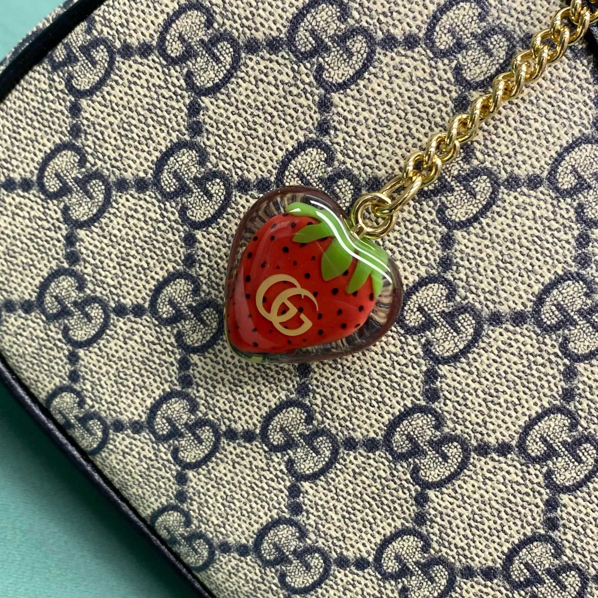 Сумка Gucci Ophidia Strawberry через плечо - черная