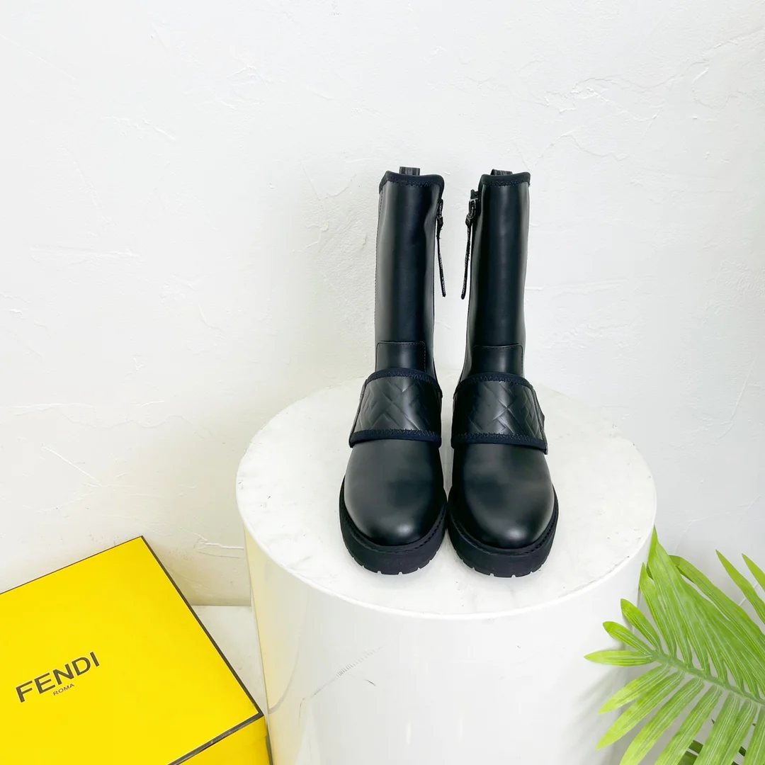 Стильные высокие сапоги Fendi