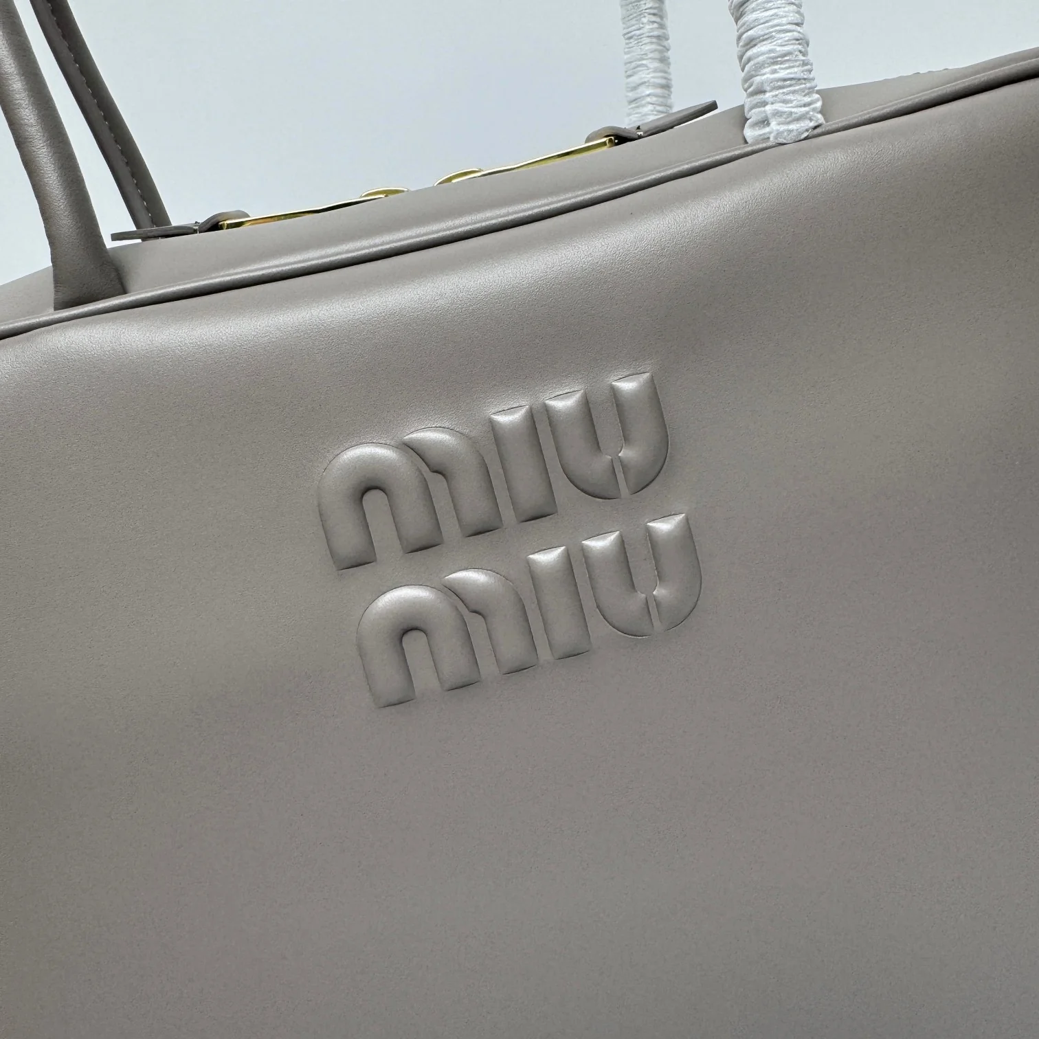 Портфель Miu Miu 5bb117 с длинной ручкой, полностью кожаный, серый.