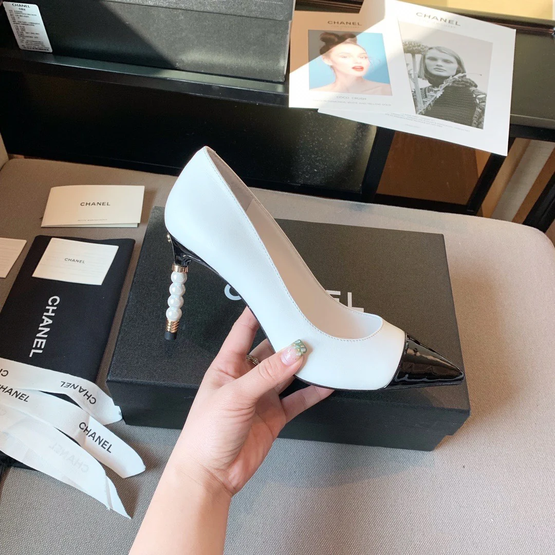 Chanel - Туфли на высоком каблуке с острым носком, украшенные жемчугом