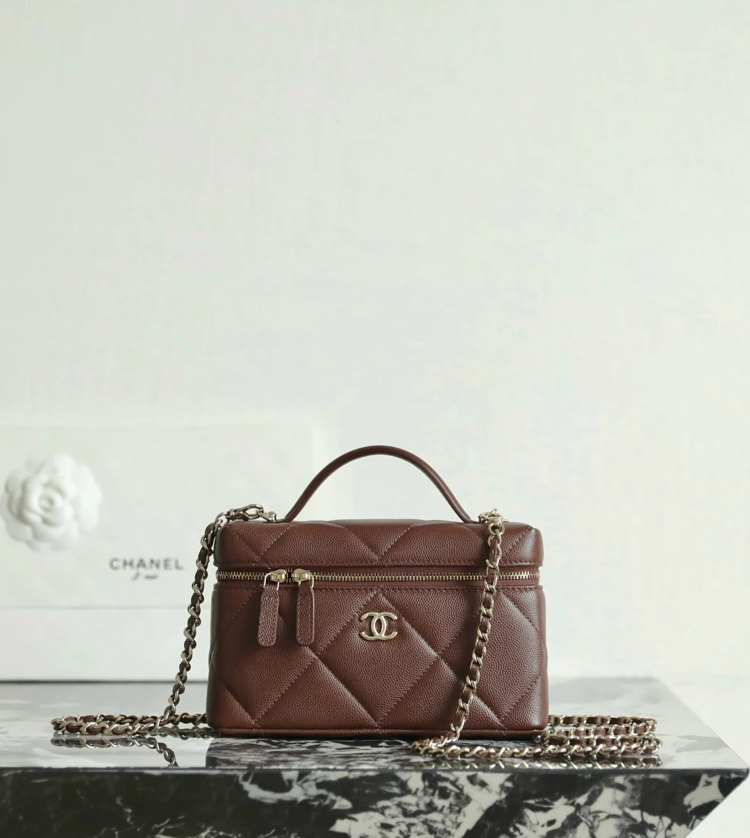 Коробка для виниловых пластинок Chanel из стеганого золота 1-25 карат, шоколадного цвета, с фурнитурой из светлого золота.