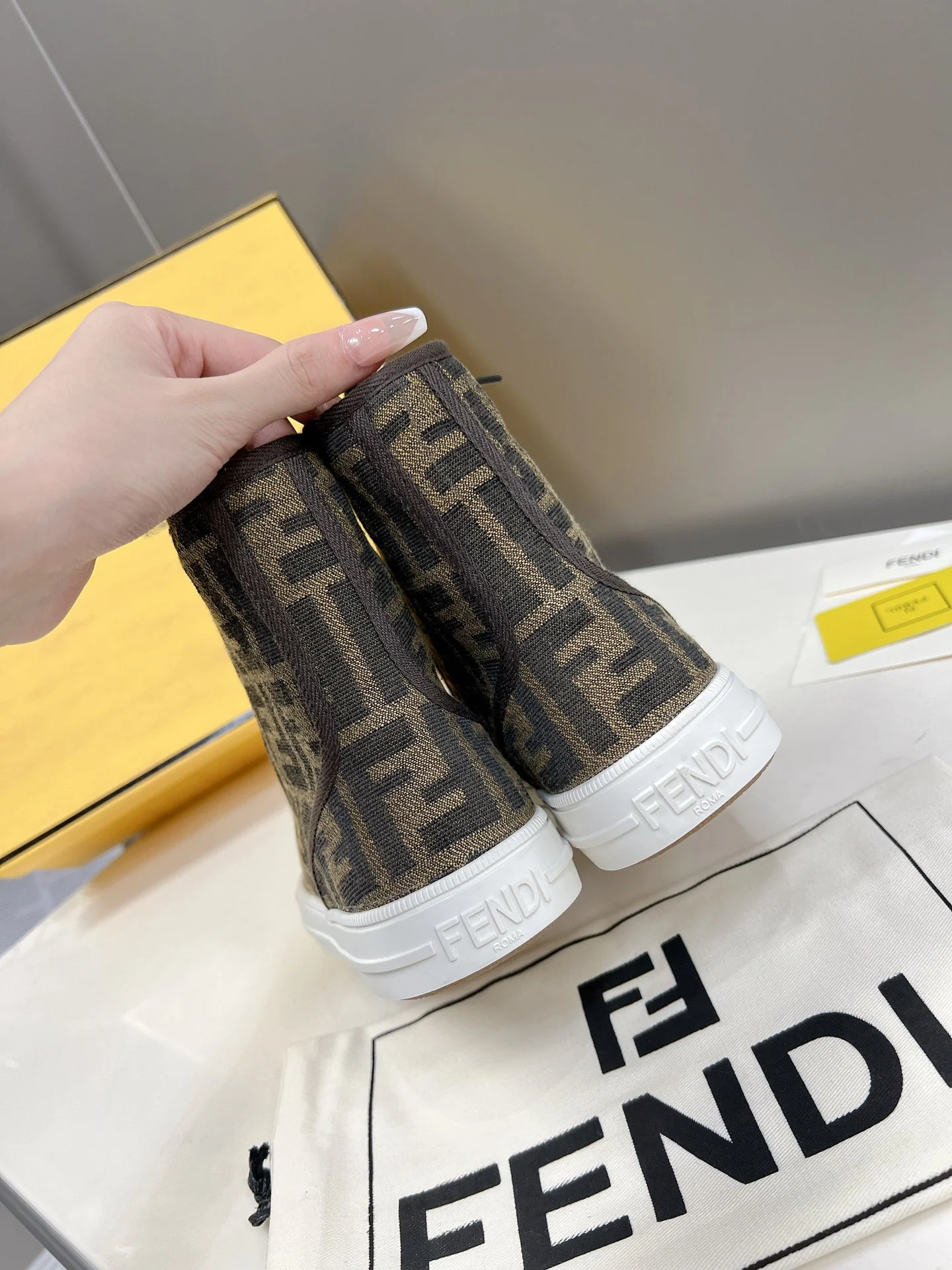 Fendi - Новинка сезона осень/зима 2022 - Высокие повседневные кроссовки с монограммой